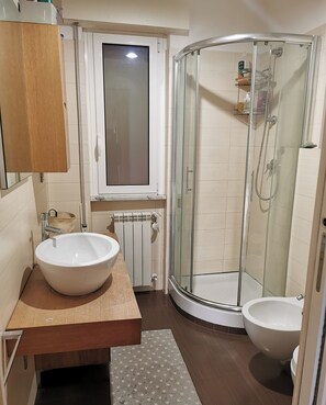 Dusche, Haartrockner, Bidet, Seife