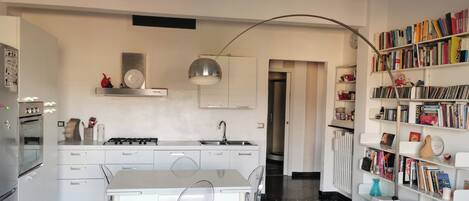 Kjøleskap, ovn, kokeplater og oppvaskmaskin