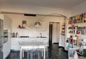 Frigorifero, forno, piano cottura, lavastoviglie