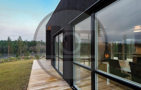 Enjoy panoramic views of the serene lake and surrounding forest from expansive windows.