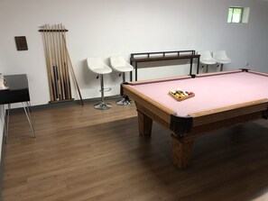 Games room - Big and Spacious 4 bed, 4 bath near Camelback. HOT TUB, PRIVATE OUTDOOR POOL (Saylorsburg)