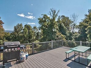 Outdoor dining - Big and Spacious 4 bed, 4 bath near Camelback. HOT TUB, PRIVATE OUTDOOR POOL (Saylorsburg)