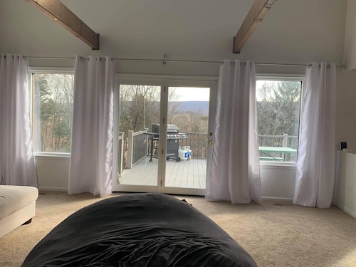 Big and Spacious 4 bed, 4 bath near Camelback. HOT TUB, PRIVATE OUTDOOR POOL