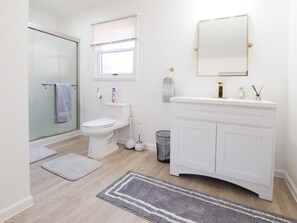 Dusche, Haartrockner, Handtücher, Toilettenpapier