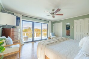 3 soverom, skrivebord, strykejern/-brett og reiseseng for barn