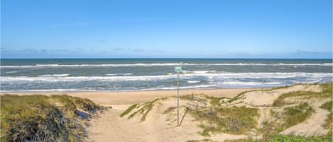 Una spiaggia nelle vicinanze, pesca