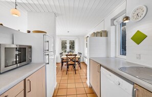 Kylskåp, mikrovågsugn, ugn och spishäll