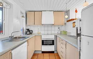 Kylskåp, mikrovågsugn, ugn och spishäll