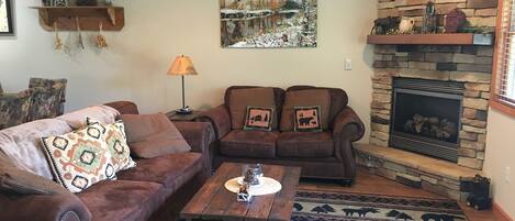 Smart-tv, een open haard en boeken