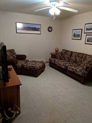 Smart TV, fireplace, books - Lake Placid Townhouse, Short Walk to Main Street (Lake Placid)
