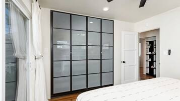 2 bedrooms, desk, iron/ironing board, travel crib