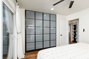 2 Schlafzimmer, Schreibtisch, Bügeleisen/Bügelbrett, Reisekinderbett