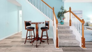Una escalera con barandillas de madera que conduce a una plataforma.