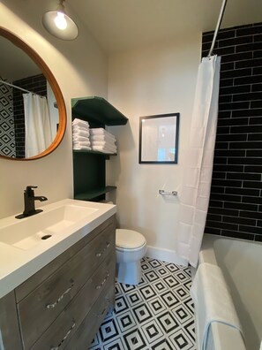 Ensemble douche/baignoire, sèche-cheveux, serviettes fournies, savon