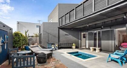 4CHP The Sands Torquay .. Across the road from Whites Beach Beachfront LUXURY