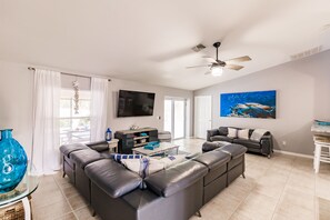 Smart TV, videogiochi, tavolo da ping pong, impianto stereo