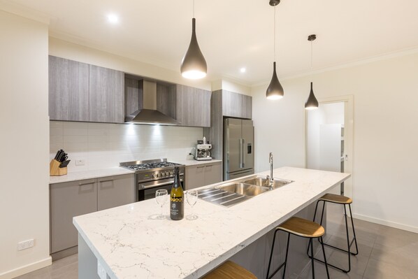 Een koelkast, een microgolfoven, een oven, een kookplaat