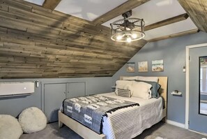 4 bedrooms, desk, iron/ironing board, WiFi