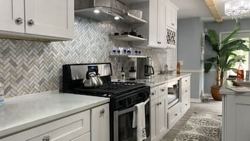 Microwave, dishwasher, coffee/tea maker, cookware/dishes/utensils