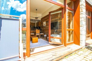 Outdoor dining - Ski to door 1-bed apartment with South-facing terrace (Flaine)