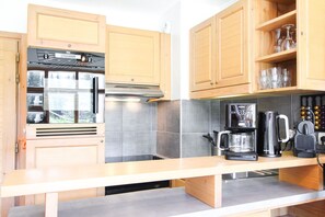 Refrigerador, horno, lavavajillas y cafetera y tetera