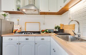 Réfrigérateur, plaque de cuisson, lave-vaisselle, cafetière/bouilloire