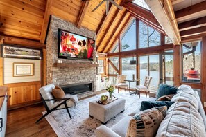 Smart TV, chimenea, videojuegos y libros 