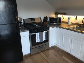 Coffee/tea maker, cookware/dishes/utensils