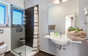 Bathtub - Lovely home in Naselje Muzini with sauna (Naselje Muzini)