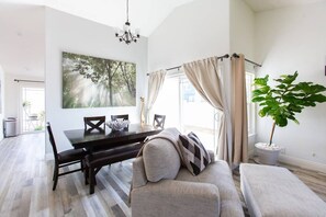 Älytelevisio, takka, kirjoja, tietokoneen näyttö