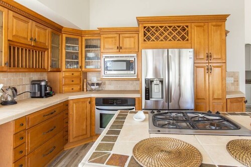 Beach Family Home + Yard, Near The Ocean!