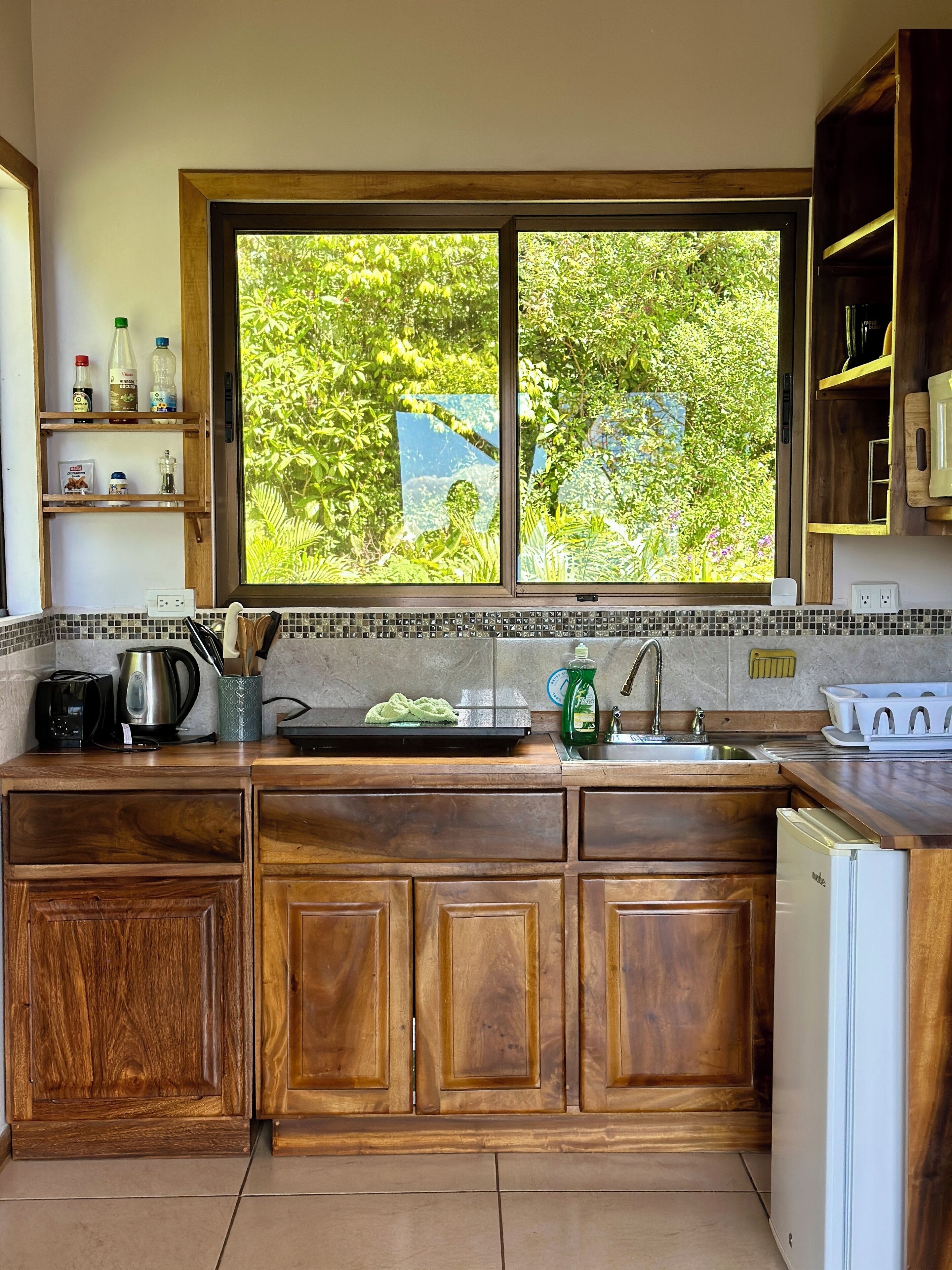 Geladeira, micro-ondas, cooktop, cafeteira/chaleira