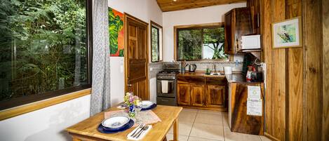 Refrigerador, microondas, parrilla de estufa y cafetera y tetera