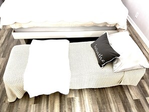 3 bedrooms, in-room safe, desk, iron/ironing board