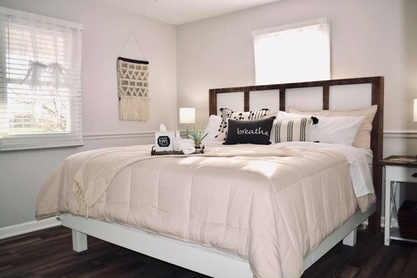 3 chambres, coffre-fort, bureau, fer et planche à repasser