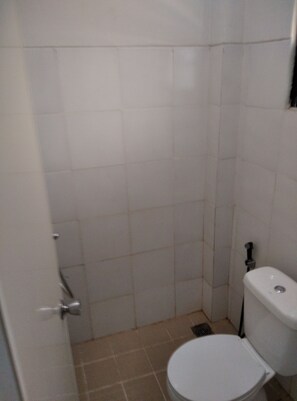 Chuveiro, ducha de hidromassagem, produtos de toalete grátis, chinelos