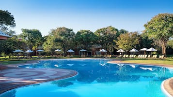 Hồ bơi ngoài trời