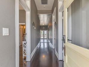 Interior - The Deck House / Walk to the Beach / BBQ / Fire pit / Beach Toys (Galveston)