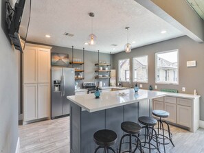 Private kitchen - The Deck House / Walk to the Beach / BBQ / Fire pit / Beach Toys (Galveston)