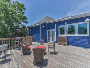 Outdoor dining - The Deck House / Walk to the Beach / BBQ / Fire pit / Beach Toys (Galveston)