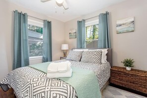 3 soverom, skrivebord, strykejern/-brett og reiseseng for barn