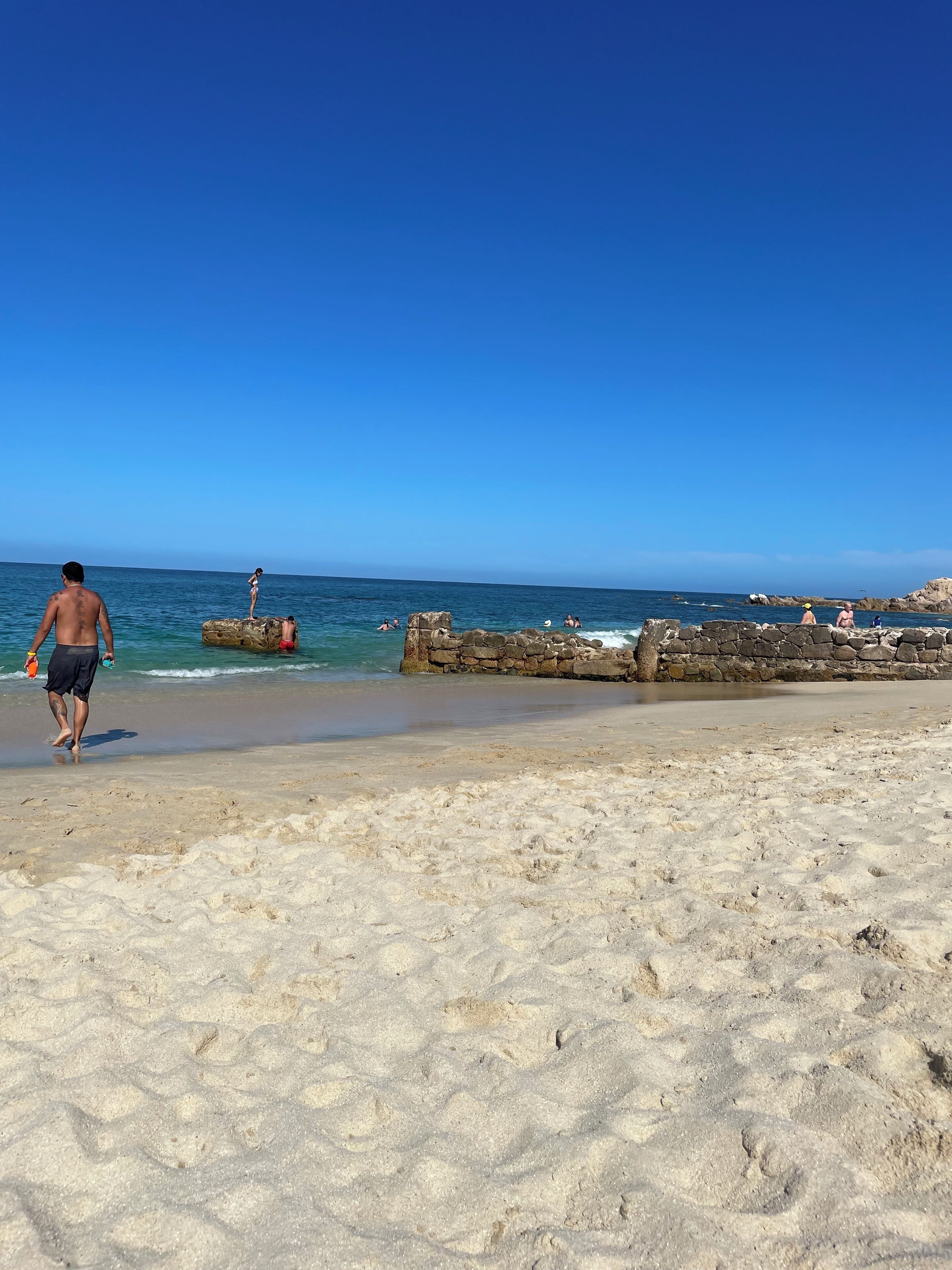 Plage à proximité, chaises longues, serviettes de plage