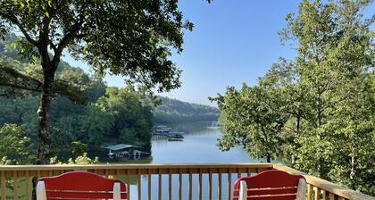 Relaxing Rock Creek Cottage on Smith Lake