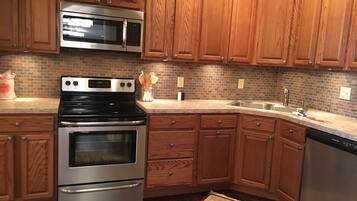 Micro-ondes, lave-vaisselle, cafetière/bouilloire