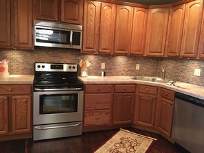 Mikrobølgeovn, oppvaskmaskin, kaffetrakter/tekoker og kjøkkenutstyr