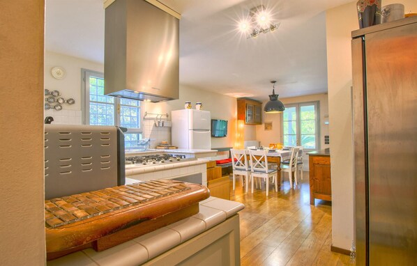 Kjøleskap, kokeplater, oppvaskmaskin og kaffetrakter/tekoker