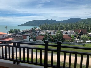 Property grounds - Beautifully furnished 1-bedroom condo on the beach with sea & mountain views (Khanom Beach)