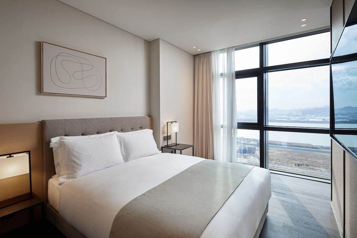 Premium bedding, in-room safe, desk, laptop workspace