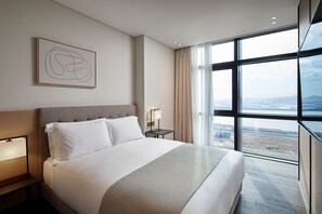 Peralatan tempat tidur premium, peti besi dalam bilik, meja 
