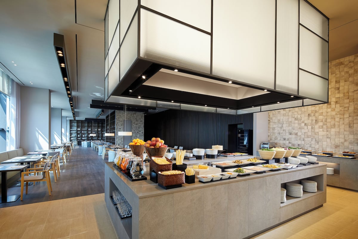 Premium bedding, in-room safe, desk, laptop workspace